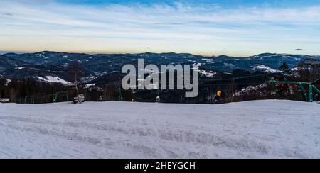 Winter Beskid Slaski Berge mit dem höchsten Skrzyczne Hügel von Wielki Soszow Gipfel auf polnisch - tschechischen Grenzen Stockfoto