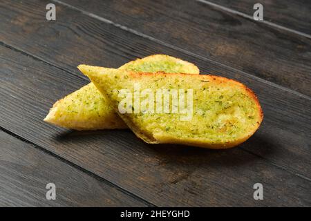 Zwei Stücke Knoblauchbrot auf einem Tisch Stockfoto