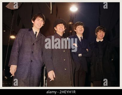 Die Beatles. 1964. Februar 11. Trikosko, Marion S., Fotografin. Stunden vor dem ersten US-Konzert der Beatles, dem Washington Coliseum. Koloriertes Foto. Stockfoto