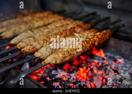 Lula Kebab auf Holzkohle gegrillt. Nahaufnahme, selektiver Fokus Stockfoto