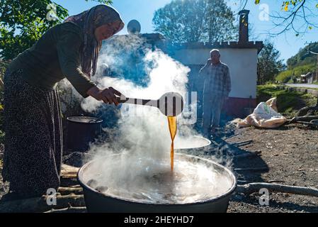 Eine Dorffrau kocht Melasse. Ordu, Türkei. Traubenmelasse. Anatolisches Volk Stockfoto