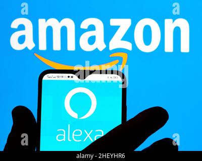 In dieser Abbildung ist das Amazon Alexa-Logo auf einem Smartphone-Bildschirm und das Amazon-Logo im Hintergrund zu sehen. Stockfoto