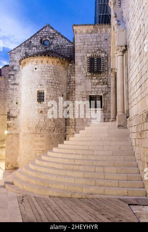 Tür des Dominikanerklosters in der Altstadt von Dubrovnik, Kroatien Stockfoto