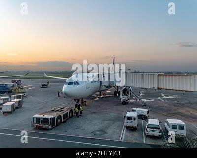 Philippine Airlines Airbus A330 wird am frühen Morgen im Terminal 2 des internationalen Flughafens Ninoy Aquino in Manila, Philip, zur Abfahrt vorbereitet Stockfoto