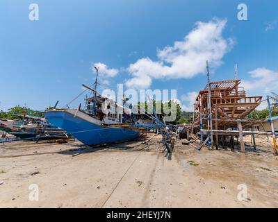 Werft am Strand mit einem traditionellen philippinischen Fischerboot, einem Basnigan, im Bau im Dorf Tinoto, Maasim in der Sarangani pro Stockfoto