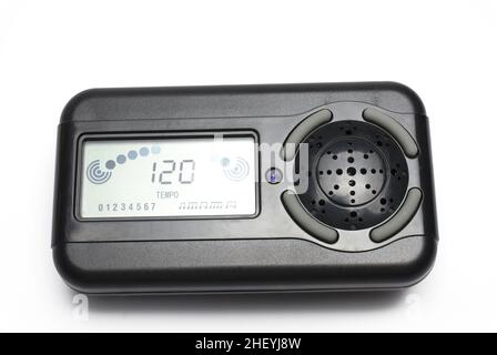 Nahaufnahme des modernen schwarzen digitalen Metronoms für die Beat-Einstellung bei der Wiedergabe von Musik auf weißem Hintergrund Stockfoto