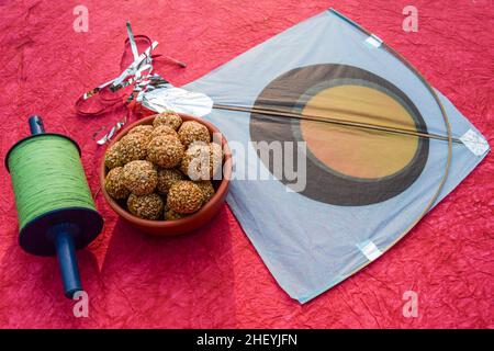 Tilanche ladoo oder Sesam Tilgul laddu indische süße Kugeln serviert während des indischen Drachenfest von Makar sankranti oder Uttarayan, Pongal , Lohr gegessen Stockfoto