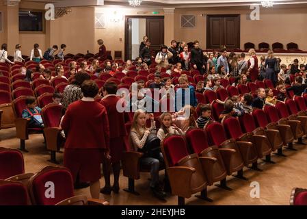 Im Bashkir State Opera and Ballet Theatre in Ufa, Russland, nimmt das Publikum seinen Platz in der Vorschauhalle ein. Stockfoto