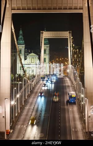 Elisabethbrücke und Pfarrkirche der Innenstadt in Budapest bei Nacht Stockfoto