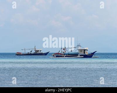 Zwei Thunfisch-Fischerboote vertäuten im Dorf Tinoto in Maasim in der Provinz Sarangani im Süden von Mindanao auf den Philippinen. Stockfoto