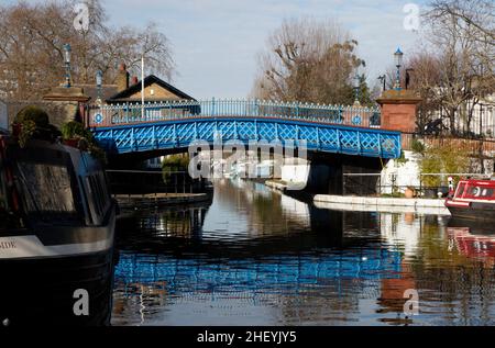 Die Westbourne Terrace Road Bridge führt über den Regent’s Canal in Little Venice, Maida Vale, London, Großbritannien Stockfoto