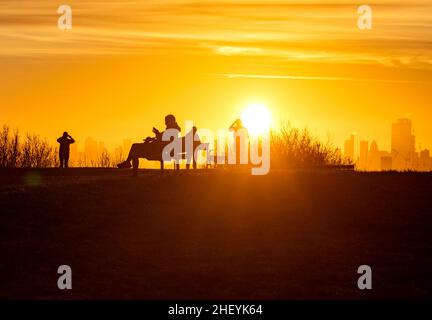 Viele Spaziergänger und Jogger am frühen Morgen hielten an, um einen spektakulären Su zu genießen Stockfoto