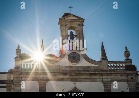 Historischer Eingang zur Innenstadt und Altstadt bekannt als Arco da vila, Faro, Algarve, Portugal Stockfoto