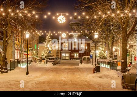 Weihnachtsschmuck in Trosa Schweden. Das alte Rathaus im Hintergrund. Stockfoto