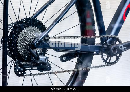 Nahaufnahme und Detail Rad und Schalthebel des schwarzen Mountainbike Stockfoto