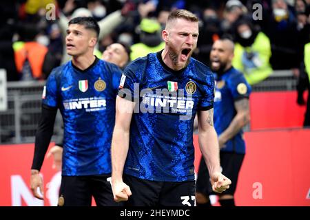 Mailand, Italien. 12th Januar 2022. Milan Skriniar vom FC Internazionale feiert, nachdem Alexis Sanchez (nicht abgebildet) beim italienischen Supercup-Finale zwischen dem FC Internazionale und dem FC Juventus am 12th. Januar 2022 im Stadion San Siro in Mailand (Italien) das Tor von 2-1 erzielte. Foto Andrea Staccioli/Insidefoto Kredit: Insidefoto srl/Alamy Live News Stockfoto