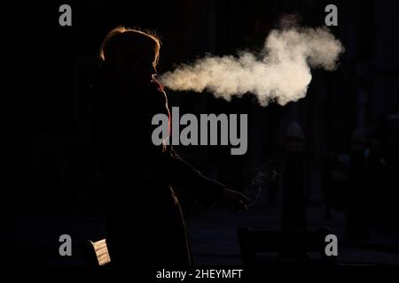 Ein City-Arbeiter nimmt eine Zigarette in der frühen Morgensonne, City of London an einem klaren Wintermorgen, City of London, Großbritannien. 13th Januar 2022. London, England, Vereinigtes Königreich Kredit: Jeff Gilbert/Alamy Live News Stockfoto