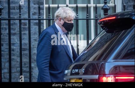 LONDON, Großbritannien 12th. Januar 2022. Premierminister Boris Johnson verlässt die Downing Street Nr. 10 zur Fragestunde im Unterhaus, um sich im Partygate-Skandal mit Fragen zu befassen Stockfoto