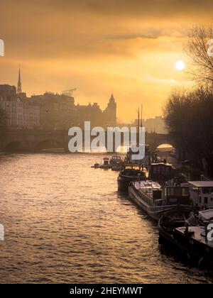 Paris, Frankreich - 12. Januar 2021: Nebliger Sonnenaufgang auf der Brücke Pont des Arts in Paris Stockfoto