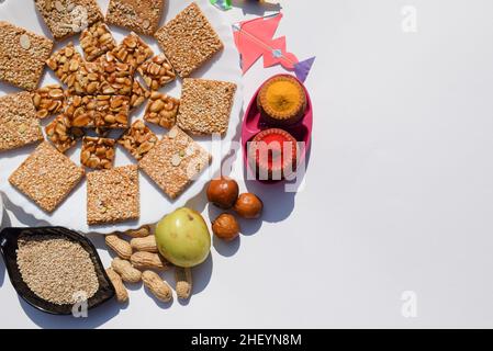 Makar sankrant Festival special Food Peanut chikki, Til chikki Bars aus Jagery, Sesam und gemahlenen Nüssen. Auch gegessen Jujube Früchte und pooja Stockfoto