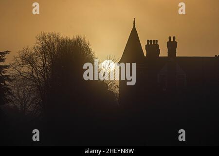 WIMBLEDON, LONDON, GROSSBRITANNIEN. 13. Januar 2022. Die Sonne geht durch den dichten Nebel auf dem Wimbledon Common South West London auf, wenn die Temperaturen heute Morgen auf -2celsius sinken. Kredit: amer ghazzal/Alamy Live Nachrichten Stockfoto