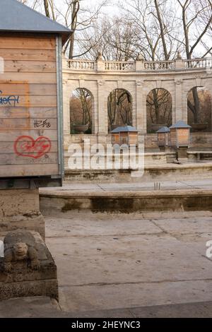 Berlin, Deutschland - 22. Dezember 2021: Märchenbrunnen im Volkspark Friedrichshain, Brunnen im Park Stockfoto