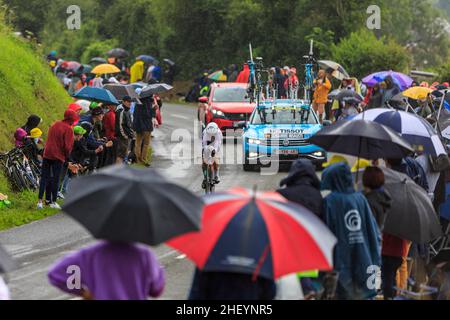 Louverne, Frankreich - 30. Juni 2021: Der spanische Radfahrer Izagirre Insausti vom Team Astana fährt im Regen während der Etappe 5 (Einzelzeitfahren) von Stockfoto