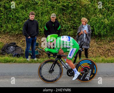 Louverne, Frankreich - 30. Juni 2021: Der Manx-Radfahrer Mark Cavendish vom Deceuninck-Quick Step Team in Green Jersey fährt während der Etappe im Regen Stockfoto