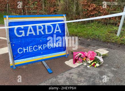 Blumen werden an einem Garda-Checkpoint in Tullamore hinterlassen, nachdem eine junge Frau, die vor Ort als Ashling Murphy bezeichnet wurde, in Co Offaly getötet wurde. Sie starb nach einem Angriff, während sie am Mittwoch um 4pm Uhr am Kanalufer in Capphängen joggte. Bilddatum: Donnerstag, 13. Januar 2022. Stockfoto