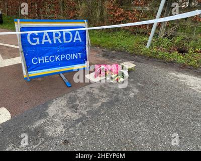 Blumen werden an einem Garda-Checkpoint in Tullamore hinterlassen, nachdem eine junge Frau, die vor Ort als Ashling Murphy bezeichnet wurde, in Co Offaly getötet wurde. Sie starb nach einem Angriff, während sie am Mittwoch um 4pm Uhr am Kanalufer in Capphängen joggte. Bilddatum: Donnerstag, 13. Januar 2022. Stockfoto