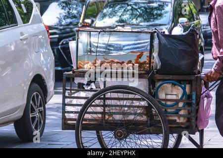 Lebende Goldfische auf dem Aquarium aus dem Straßenverkäufer-Wagen auf dem Bürgersteig der Stadt Stockfoto