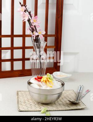 Tteokguk, Seollal Koreanische Traditionelle Lebensmittel Reiskuchen-Suppe Stockfoto