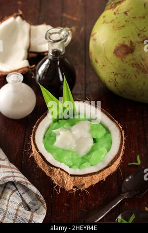 Bubur Sumsum. Javanesischer Dessertbrei aus Reismehl, Kokosmilch und Palmzucker-Sirup. Serviert in einer Coconut Bowl. Beliebte Vorspeisen für Stockfoto