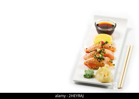 Verschiedene Sushi-Rollen auf weißem Hintergrund. Mit Kopierplatz für Text. Draufsicht. Japanisches Essen Restaurant Sushi Maki Roll Teller Stockfoto