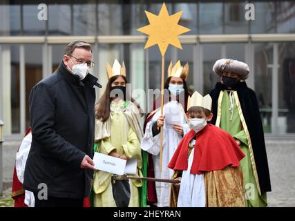 Erfurt, Deutschland. 13th Januar 2022. Der Ministerpräsident Thüringens, Bodo Ramelow (die Linke, l), empfängt fünf Liedersänger aus Erfurt im Thüringer Staatskanzlei und überreicht ihnen eine Spende. Unter dem Motto „Get Healthy - Stay Healthy. Ein Kinderrecht weltweit“, steht der Schwerpunkt der diesjährigen Epiphany auf der Gesundheitsversorgung für Kinder in Afrika. Ministerpräsident Ramelow überreichte eine Spende in Höhe von 500 Euro an die Kindermissionarorganisation "die Sternsinger" e.V. Quelle: Martin Schutt/dpa-Zentralbild/dpa/Alamy Live News Stockfoto