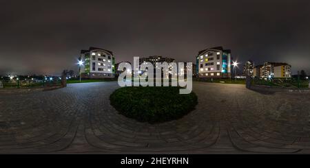 360 Grad Panorama Ansicht von Nacht 360 hdri Panorama in der Nähe von Spielplatz in der Mitte der modernen mehrstöckigen Mehrfamilienhaus Wohnanlage der Stadtentwicklung in äquirequeckigen s