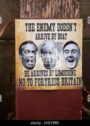 Politischer Ausdruck auf den Straßen von London, Großbritannien - Ein Aufkleber, der an einem Zaunposten angebracht ist, um den Widerstand der Regierung gegen die Einwanderungspolitik auszudrücken. Stockfoto