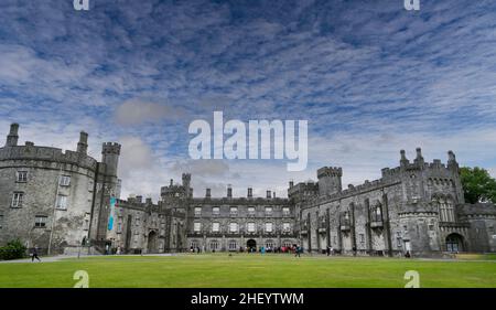 Panoramablick auf das mittelalterliche Schloss Kilkenny mit blauem Himmel und hellweißen Wolken. Erbaut im 12th. Jahrhundert. Stockfoto