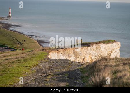 Längerer Winterregen auf den Kreidefelsen hat mehr von der alten Straße zum Belle Tout Leuchtturm ins Meer geführt Stockfoto