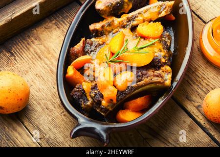 Köstliche Schweineribs in Aprikosensauce gebraten. Stockfoto