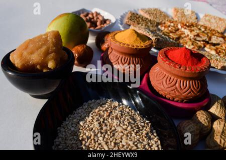 Tilgul Sesam Chikki Bars. Peanut Chikki und Sesam til Chiki Brühlinge mit haldi Kumkum, indischer grüner Apfel-Jujube ber, braunen Bora-Früchten und ganz g Stockfoto