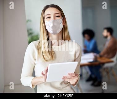 Business Geschäftsfrau Führer exekutiv Meeting Büro Tablet lächelnd Portrait Maske Virenschutz Corona Stockfoto