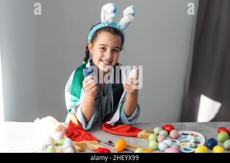 Kleines Mädchen mit der flagge der vereinigten arabischen emirate zu ostern Stockfoto