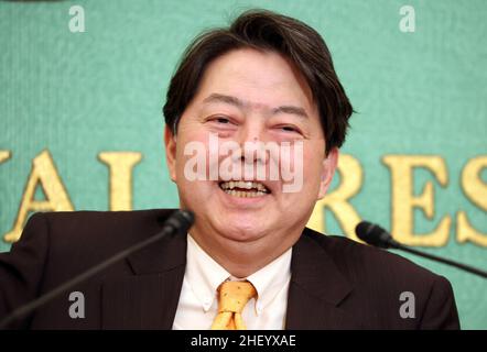 Tokio, Japan. 13th Januar 2022. Der japanische Außenminister Yoshimasa Hayashi spricht am Donnerstag, den 13. Januar 2022, im Japan National Press Club in Tokio. Hayashi räumte ein, dass die jüngsten COVID-19-Haufen möglicherweise von US-Militärstützpunkten verursacht wurden. Er sagte, es sei nicht notwendig, Japan-USA zu revidieren State of Forces Agreement (SOFA). Quelle: Yoshio Tsunoda/AFLO/Alamy Live News Stockfoto