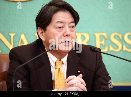 Tokio, Japan. 13th Januar 2022. Der japanische Außenminister Yoshimasa Hayashi spricht am Donnerstag, den 13. Januar 2022, im Japan National Press Club in Tokio. Hayashi räumte ein, dass die jüngsten COVID-19-Haufen möglicherweise von US-Militärstützpunkten verursacht wurden. Er sagte, es sei nicht notwendig, Japan-USA zu revidieren State of Forces Agreement (SOFA). Quelle: Yoshio Tsunoda/AFLO/Alamy Live News Stockfoto