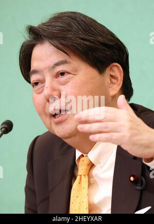 Tokio, Japan. 13th Januar 2022. Der japanische Außenminister Yoshimasa Hayashi spricht am Donnerstag, den 13. Januar 2022, im Japan National Press Club in Tokio. Hayashi räumte ein, dass die jüngsten COVID-19-Haufen möglicherweise von US-Militärstützpunkten verursacht wurden. Er sagte, es sei nicht notwendig, Japan-USA zu revidieren State of Forces Agreement (SOFA). Quelle: Yoshio Tsunoda/AFLO/Alamy Live News Stockfoto