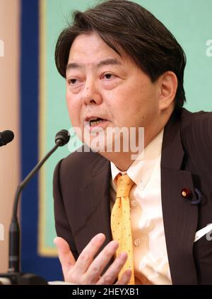 Tokio, Japan. 13th Januar 2022. Der japanische Außenminister Yoshimasa Hayashi spricht am Donnerstag, den 13. Januar 2022, im Japan National Press Club in Tokio. Hayashi räumte ein, dass die jüngsten COVID-19-Haufen möglicherweise von US-Militärstützpunkten verursacht wurden. Er sagte, es sei nicht notwendig, Japan-USA zu revidieren State of Forces Agreement (SOFA). Quelle: Yoshio Tsunoda/AFLO/Alamy Live News Stockfoto