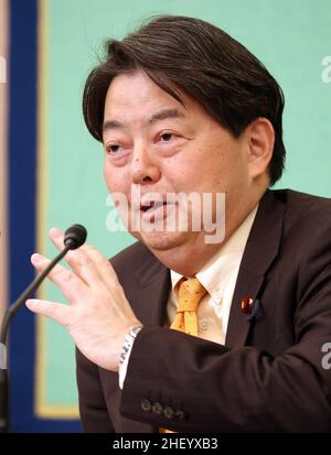 Tokio, Japan. 13th Januar 2022. Der japanische Außenminister Yoshimasa Hayashi spricht am Donnerstag, den 13. Januar 2022, im Japan National Press Club in Tokio. Hayashi räumte ein, dass die jüngsten COVID-19-Haufen möglicherweise von US-Militärstützpunkten verursacht wurden. Er sagte, es sei nicht notwendig, Japan-USA zu revidieren State of Forces Agreement (SOFA). Quelle: Yoshio Tsunoda/AFLO/Alamy Live News Stockfoto