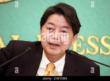 Tokio, Japan. 13th Januar 2022. Der japanische Außenminister Yoshimasa Hayashi spricht am Donnerstag, den 13. Januar 2022, im Japan National Press Club in Tokio. Hayashi räumte ein, dass die jüngsten COVID-19-Haufen möglicherweise von US-Militärstützpunkten verursacht wurden. Er sagte, es sei nicht notwendig, Japan-USA zu revidieren State of Forces Agreement (SOFA). Quelle: Yoshio Tsunoda/AFLO/Alamy Live News Stockfoto