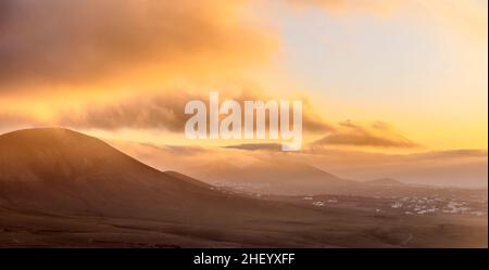 Malerischer Sonnenaufgang in Femes mit ausgelöschten Vulkanen Stockfoto